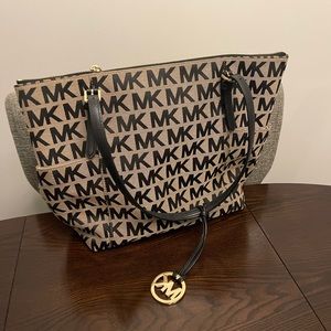 MK purse medium size
